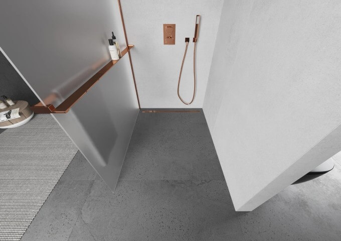 Kúpeľňa s vinylovými panelmi z betónu