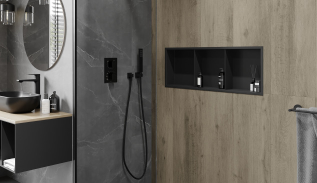 Priemyselná kúpeľňa so vstavanou poličkou do sprchy