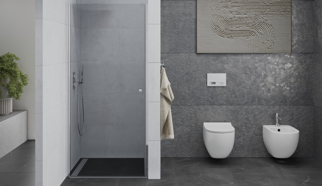 Priestranná kúpeľňa so sprchovými dverami