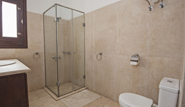 Moderná kúpeľňa - lineárny odtok v stene alebo v podlahe?