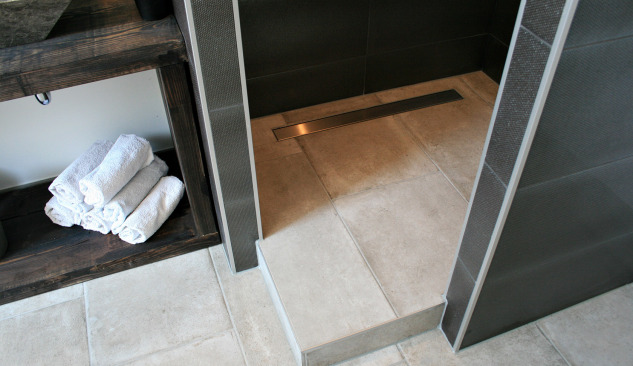 Výhody a nevýhody sprchy bez vaničky - teda lineárny odtok