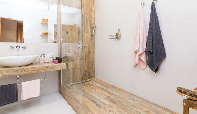 Moderná kúpeľňa s čiernou batériou