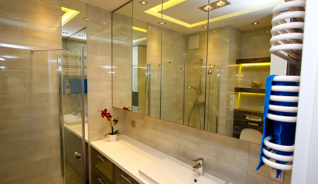 Rohové skrinky do kúpeľne v rôznych štýloch