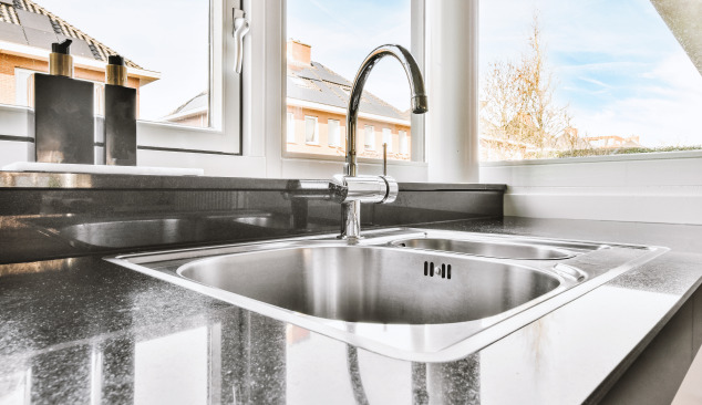 Je možné umiestniť kuchynský drez pod okno?