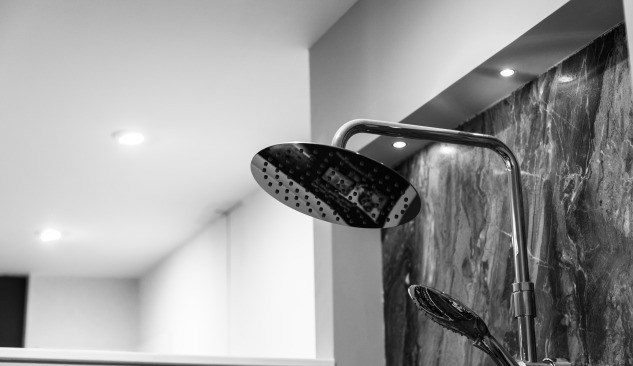 Čiernobiela aranžácia vo vašej kúpeľni