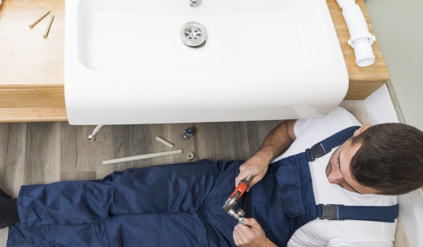 Na akej výške umiestniť odtok k umývadlu podľa normy vod-kan?