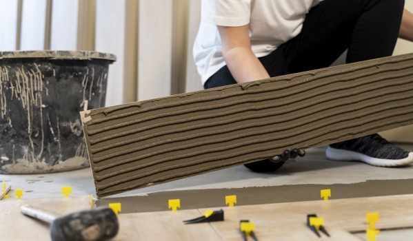 Cenník kladenia dlažby v roku 2025 – koľko naozaj stojí dlažba?