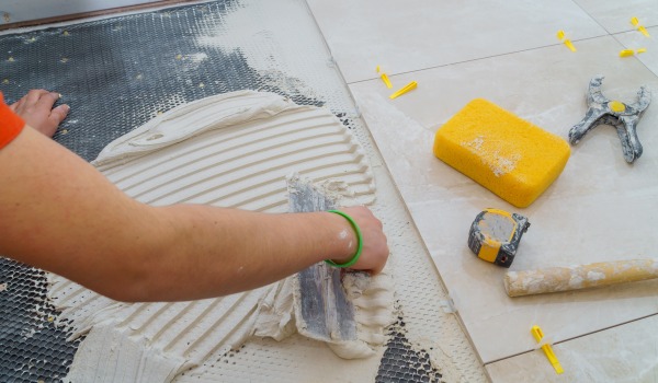 Aký lepiaci prostriedok na dlaždice si vybrať?
