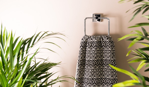 Aký spôsob montáže kúpeľňových doplnkov zvoliť – vešiak na uteráky bez vŕtania a s vŕtaním