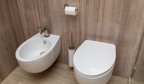 Na čo slúži bidet a prečo sa oplatí ho mať v kúpeľni?