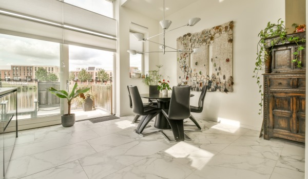 Aké sú triedy oderuvzdornosti dlaždíc? Zistite, ktoré gresové dlaždice sa osvedčia v kuchyni, kúpeľni a obývačke.