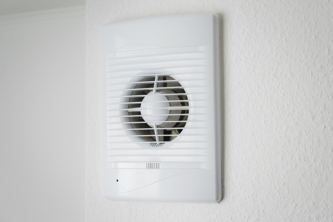 Aká ventilácia v kúpeľniach je potrebná na zabezpečenie správneho prúdenia vzduchu?