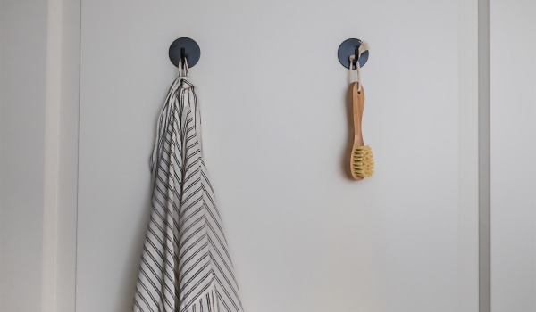 Ako inštalovať kúpeľňové doplnky na prísavkách, aby nepadali?